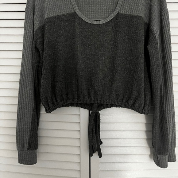Hollister Two Toned Open Back Sweater - Picture 4 of 5